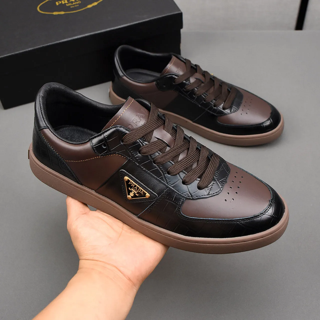 PP420❣️❣️❣️Prada set off the audience! Prada, an international brand that is constantly innovating, this men's casual shoe, the original version, made of cowhide leather at a ratio of one to one at the store, with leather feet and rubber non-slip outsole, breathable and comfortable, quality speaks for itself👄38-44